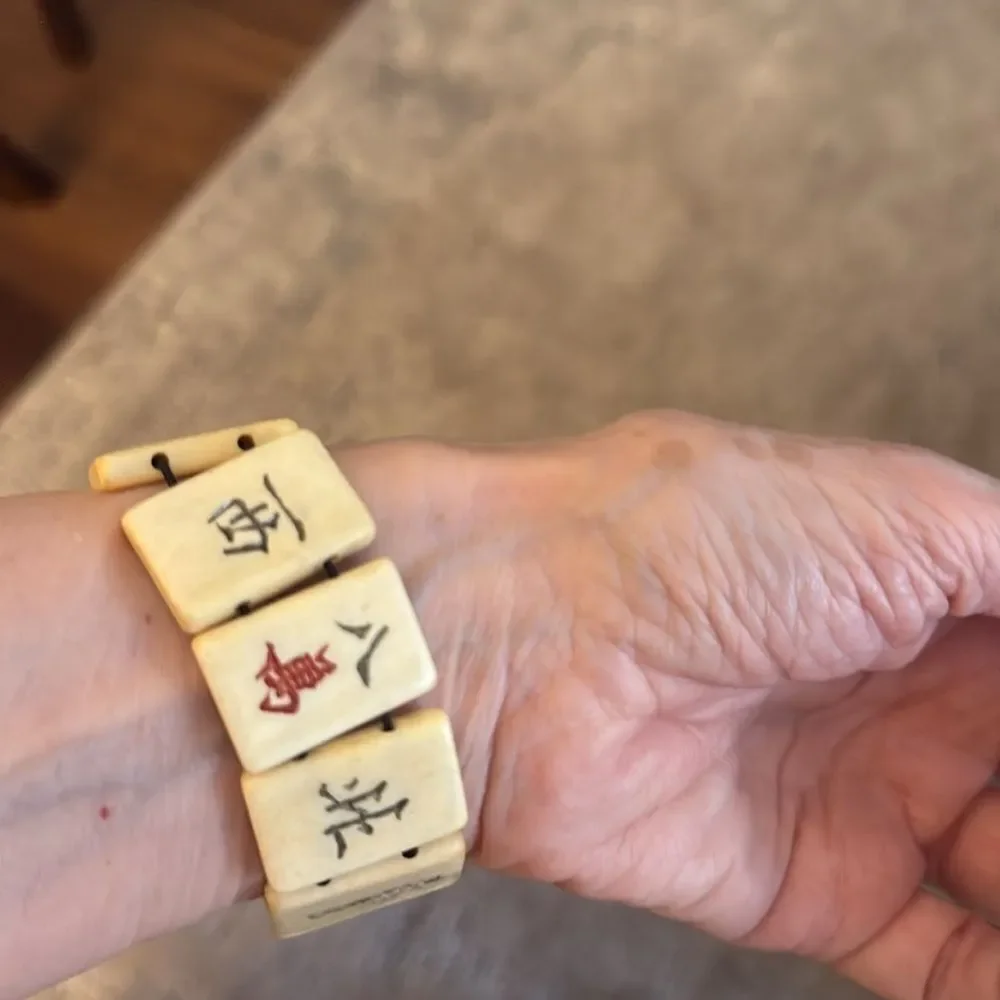 Vintage Bakelite Mahjong Tile Stretch Bracelet. - Picture 5 of 8